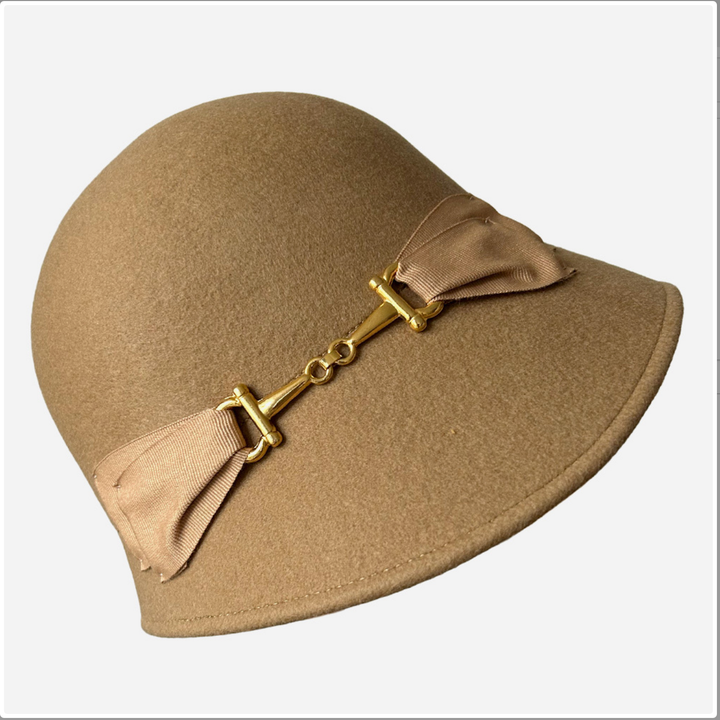Kim- wool felt cloche hat, light camel, buckle trim – Bronteshop display picture 1