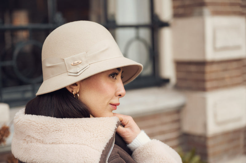 Bronte- Linde wool felt cloche hat in winter beige tone