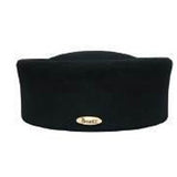 Bronte pillbox Melania, in black wool felt. Comfortable and slightly tapered pillbox, comes with an elastic. Inspired by Jack Kennedy.